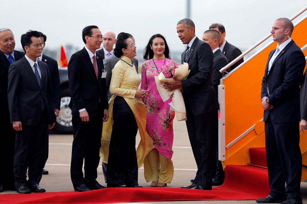  15h55 ngày 24/5, chuyên cơ Air Force One chở Tổng thống Barack Obama hạ cánh xuống sân bay Tân Sơn Nhất. Tiếp đón vị tổng thống da màu đầu tiên của nước Mỹ là lãnh đạo và người dân TP HCM. Ảnh: Reuters