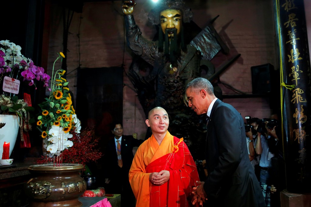  Rời sân bay Tân Sơn Nhất, ông Obama dừng chân tại chùa Ngọc Hoàng, ông cũng có những chia sẻ thú vị về gia đình. Đáp lại lời gợi ý của nhà sư ở chùa Ngọc Hoàng về việc cầu nguyện nếu muốn có con trai, tổng thống đã nói: Tôi thích con gái. Ảnh: Reuters
