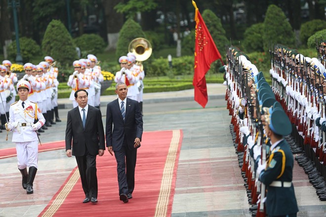 Sau nghi lễ duyệt đội danh dự Quân đội nhân dân Việt Nam, hai nhà lãnh đạo đã đến chào và bắt tay các quan chức hai nước. Ảnh: Tuổi trẻ