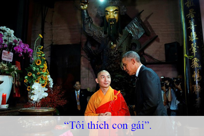 Ông Obama đáp lại lời gợi ý của nhà sư ở chùa Ngọc Hoàng (đường Mai Thị Lựu, quận 1, TP HCM) khi giới thiệu một bức tượng Phật và gợi ý ông Obama cầu nguyện nếu muốn có con trai. 