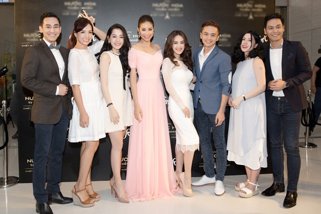 Vợ chồng diễn viên Tú Vi - Văn Anh, diễn viên Hứa Vĩ Văn, siêu mẫu Thuý Hạnh, MC Phan Anh... cũng có mặt tại sự kiện.