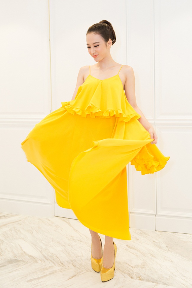 Các trang phục mà Angela Phương Trinh diện là những thiết kế mới  nhất nằm trong bộ sưu tập Xuân - Hè 2016