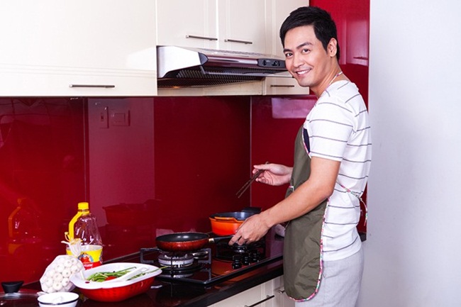 MC Phan Anh từng nói: Tôi hợp với công việc đầu bếp hơn. Vì vậy anh rất yêu thích phòng bếp nhà mình.