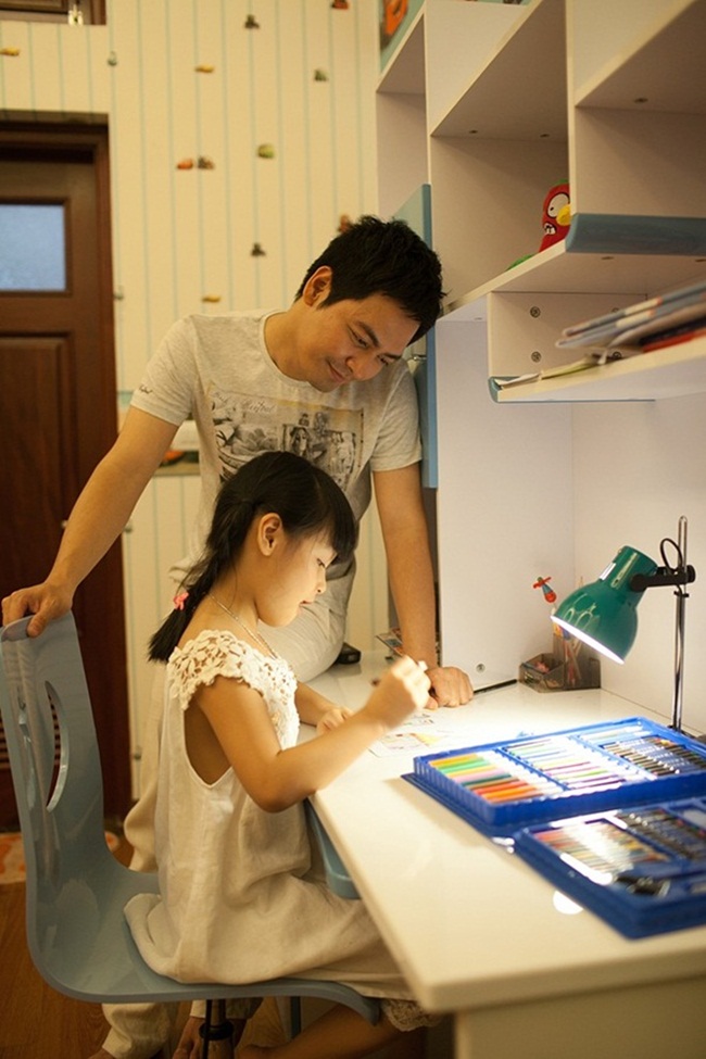 MC Phan Anh đặc biệt quan tâm đến việc nuôi dạy các con.