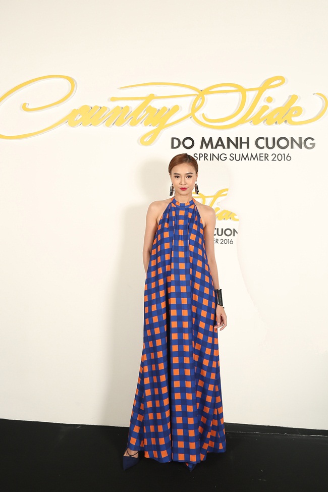Diễn viên Ninh Dương Lan Ngọc diện phom váy suông rộng, cổ yếm kinh điển của Đỗ  Mạnh Cường với họa tiết caro đan xen hai tông màu xanh, hồng.