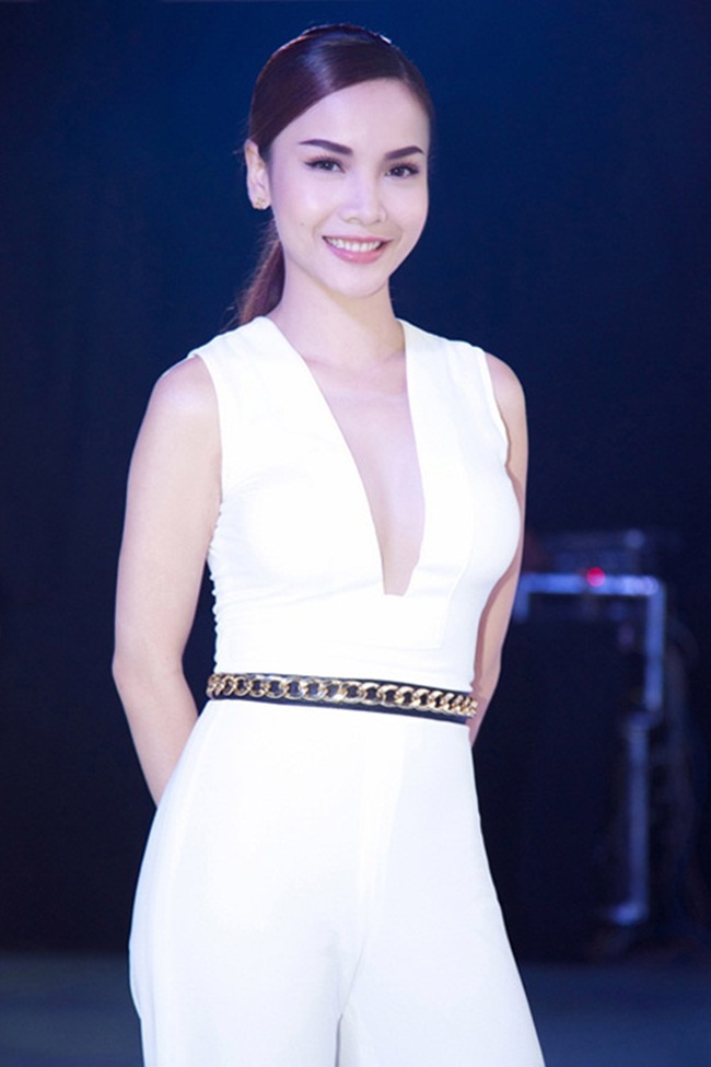Bộ jumpsuit màu trắng mang lại vẻ đẹp thanh lịch cho Yến Trang.