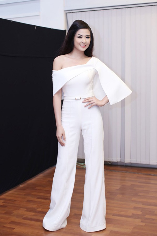Hoa hậu Ngọc Hân khoe vai trần với một thiết kế jumpsuit cách điệu.