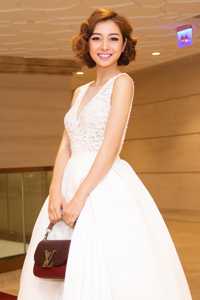 Cô diện váy phong cách cổ điển của Lê Thanh Hòa kết hợp với chiếc túi Louis Vuitton và giày stiletto (kiểu giày gót siêu mảnh, cao và nhọn)
