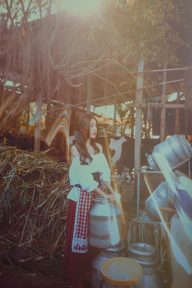 Bộ ảnh thực hiện tại một vùng ngoại ô thành phố Hồ Chí Minh. Ống kính bắt trọn những khoảnh khắc lung linh của nữ diễn viên trong không gian mộc mạc và giản dị của một trang trại chăn nuôi.