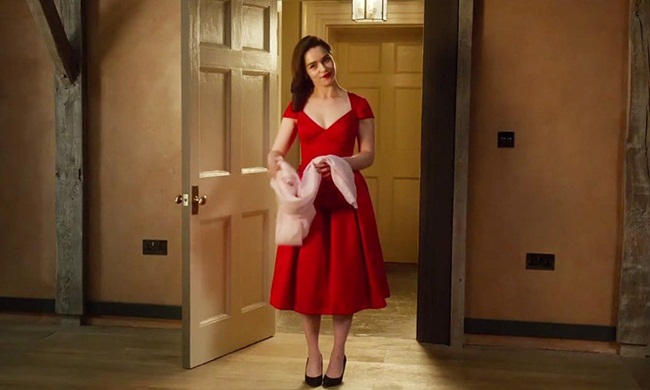 Chỉ có duy nhất một cảnh Lou mặc chiếc váy đỏ điệu đà và gợi cảm.