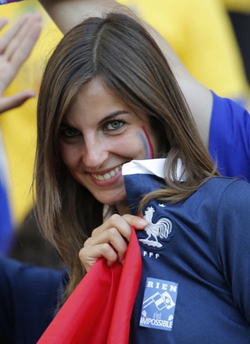 Một fan nữ Pháp khoe hình chú gà trống - biểu tượng của đội tuyển Pháp.