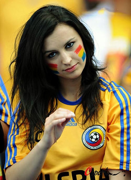 Lá cờ ba màu thường được các mỹ nhân sơn lên má, trán để thể hiện tình yêu với đội tuyển của mình.
