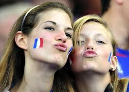 Biểu cảm đáng yêu của các fan Pháp trên khán đài.
