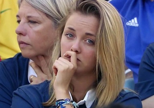 Một fan nữ khoác lên mình một màu áo truyền thống của đội tuyển Pháp.