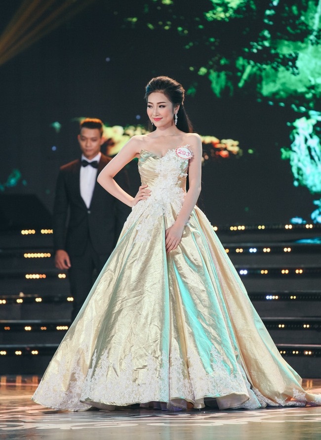 Với phần thi ấn tượng trong trang phục dạ hội, Kiều Vỹ chính là thí sinh đầu tiên được xướng tên vào top 18 người đẹp nhất đêm chung khảo phía Nam. 