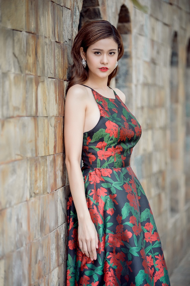 Đối lập với Hoa hậu Thu Hoài và Hoa hậu Diệu Hân, ca sĩ – diễn viên Trương Quỳnh Anh chọn cho mình bộ đầm in họa tiết đỏ rực rỡ. 