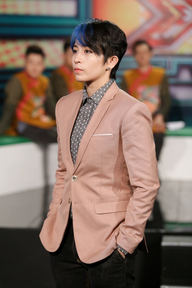 Tối 12/6, Gil Lê góp mặt tại đêm liveshow X-Factor 2016 đảm nhiệm vai trò MC phòng truyền thông. 