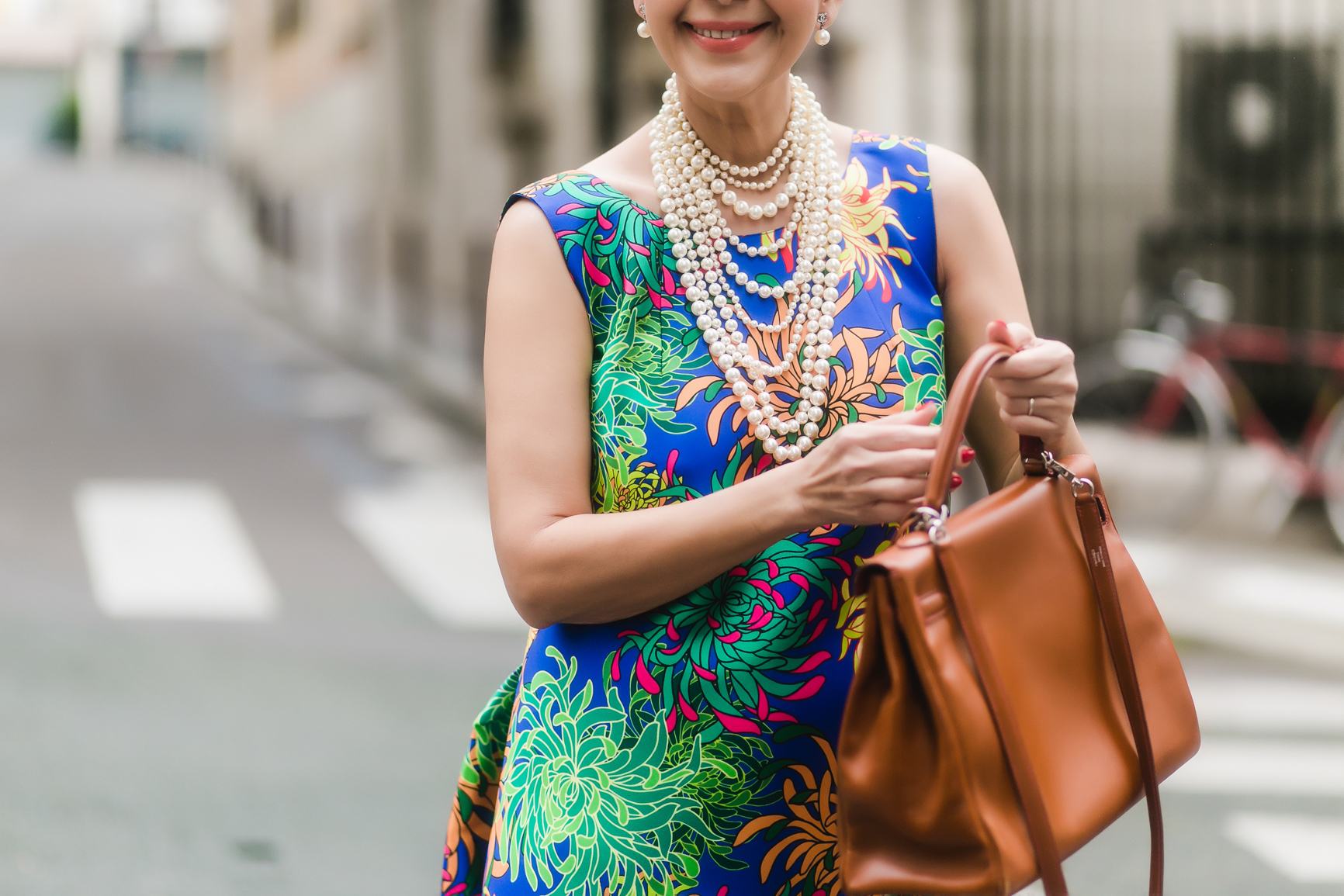 Tại Paris, Diễm My luôn tạo nên sự chú ý khi sải bước trên đường phố với những trang phục tối giản nhưng vô cùng sang trọng. Dù chọn những phụ kiện đắt đỏ của Chanel nhưng với trang phục, Diễm My luôn tự tin mặc thiết kế Việt của NTK Đỗ Mạnh Cường.