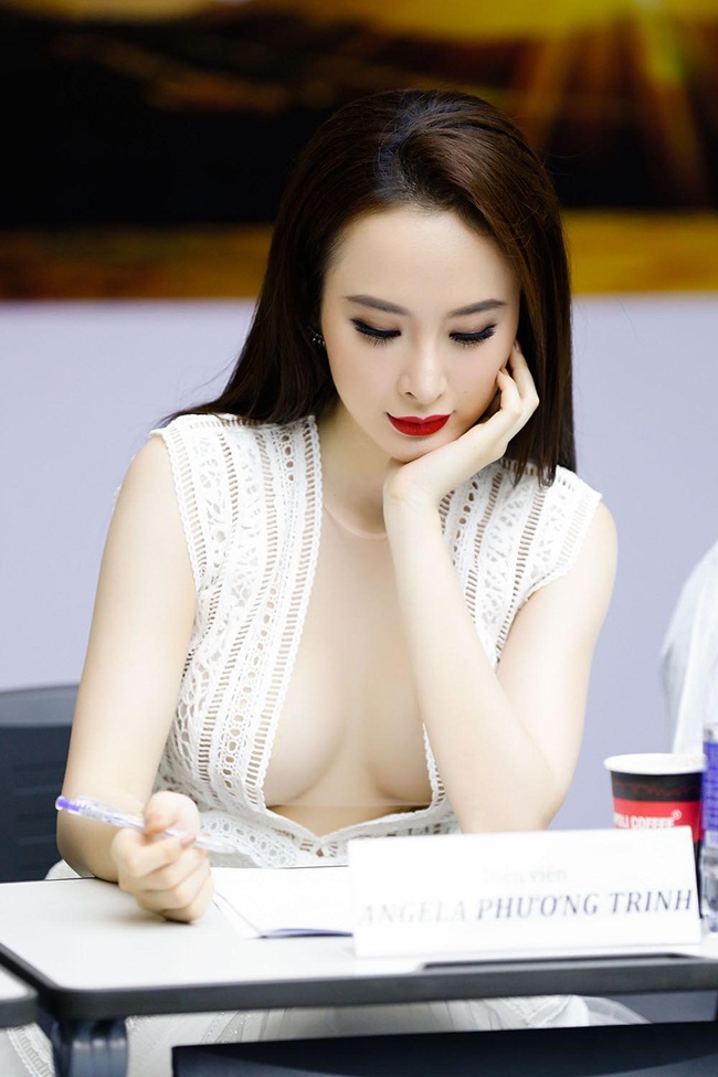 Có mặt tại buổi casting, Angela Phương Trinh mặc bộ đầm trắng, khoe trọn 2/3 vòng một.