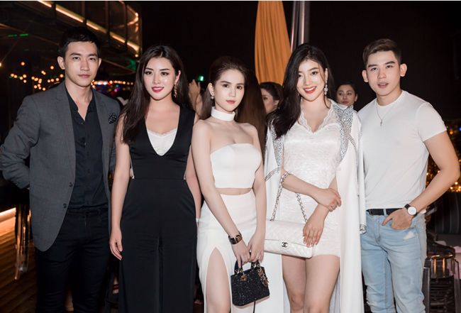 Tối qua Ngọc Trinh và các ng đẹp đã hội ngộ hoa hậu Hàn Quốc (đồ trắng) và hoa hậu Trung Quôc (đồ đen) tại Vip Party của Đêm Hội Chân Dài 10