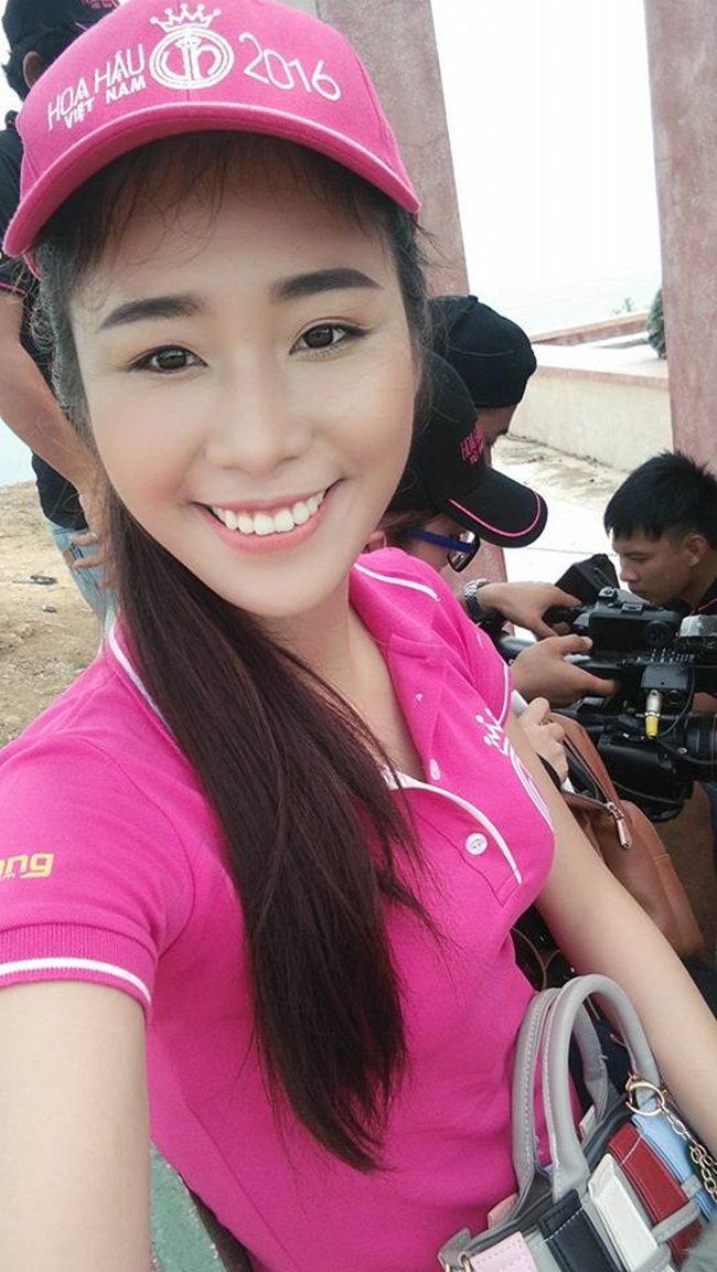 Hiện tại cô đang thực hiện chiến dịch nhân ái với các thí sinh trong Hoa hậu Việt Nam 2016. 