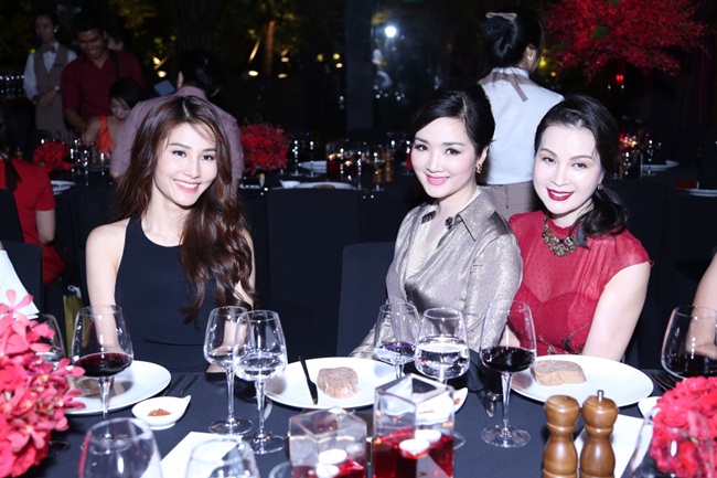 Tối 22/6, MC Thanh Mai (váy đó, ngoài cùng bên phải) có mặt trong buổi tiệc chào mừng người đẹp Vũ Thúy Nga trở về từ cuộc thi Hoa hậu doanh nhân Thế giới Người Việt 2016 tại California - Mỹ. 