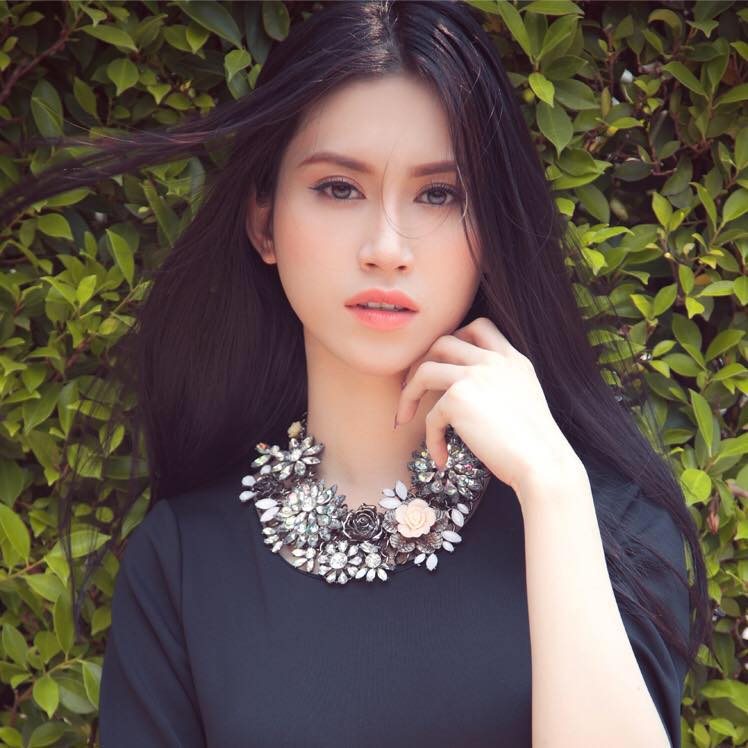 Cô từng đoạt giải Người đẹp ảnh trong cuộc thi Hoa hậu các dân tộc Việt Nam năm 2013 và đăng quang Hoa hậu Đông Nam Á năm 2014.
