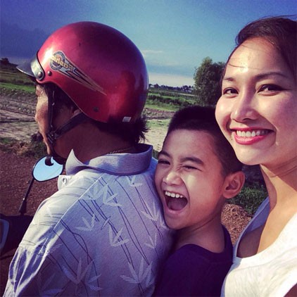 Nụ cười của hai mẹ con Kim Hiền sẽ được ủng hộ nếu cô đội mũ bảo hiểm cho mình và con trai.
