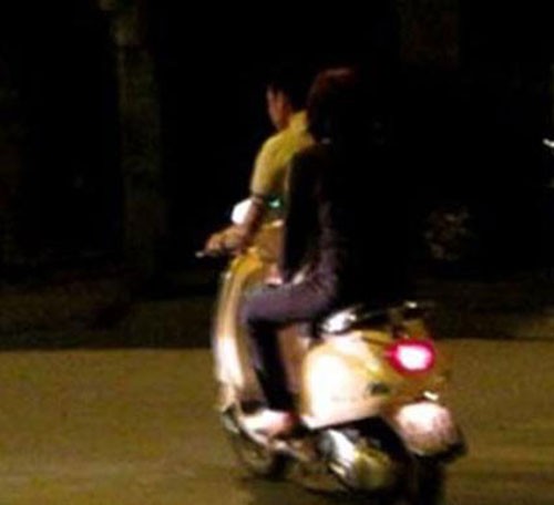 Hồi tháng 3/2013, Hiệp Gà và vợ đèo nhau trên xe máy trong tình trạng cả hai đều không đội mũ bảo hiểm. Ngay lập tức, anh đã bị công an giao thông ''sờ gáy''. Hiệp gà biện minh, vì vừa đi diễn về, đưa vợ đi ăn đêm nên quên mũ.