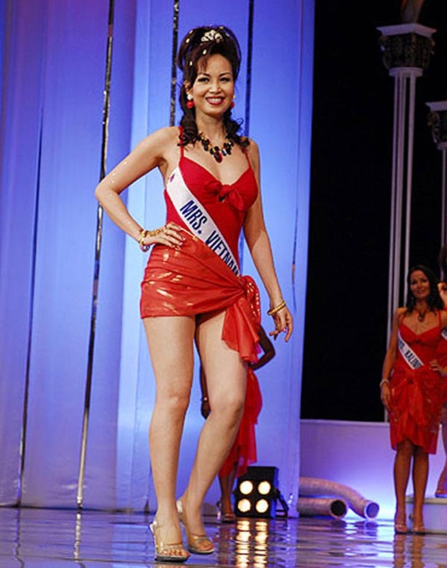 Cô đăng quang cuộc thi ''Hoa hậu toàn quốc'' báo Tiền Phong năm 1990 (tiền thân của ''Hoa hậu Việt Nam'') khi đang là sinh viên khoa tiếng Nga của Đại học Ngoại ngữ Hà Nội.