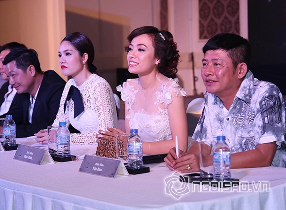  Không dừng lại ở đó, cô còn họp mặt các phóng viên để tố Dương Cẩm Lynh lợi dụng mối quan hệ với nhà sản xuất đề chèn ép, cắt vai của cô. 