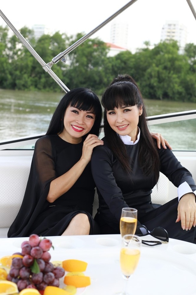  Cảnh ghi hình được thực hiện trên du thuyền năm sao. Trang Nhung còn ngẫu hứng giả làm Bond Girl phiên bản Việt vô cùng quyễn rũ và hài hước. 