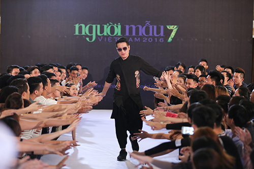 Nhiếp ảnh gia Samuel Hoàng vẫn xuất hiện trong một bộ trang phục màu đen.