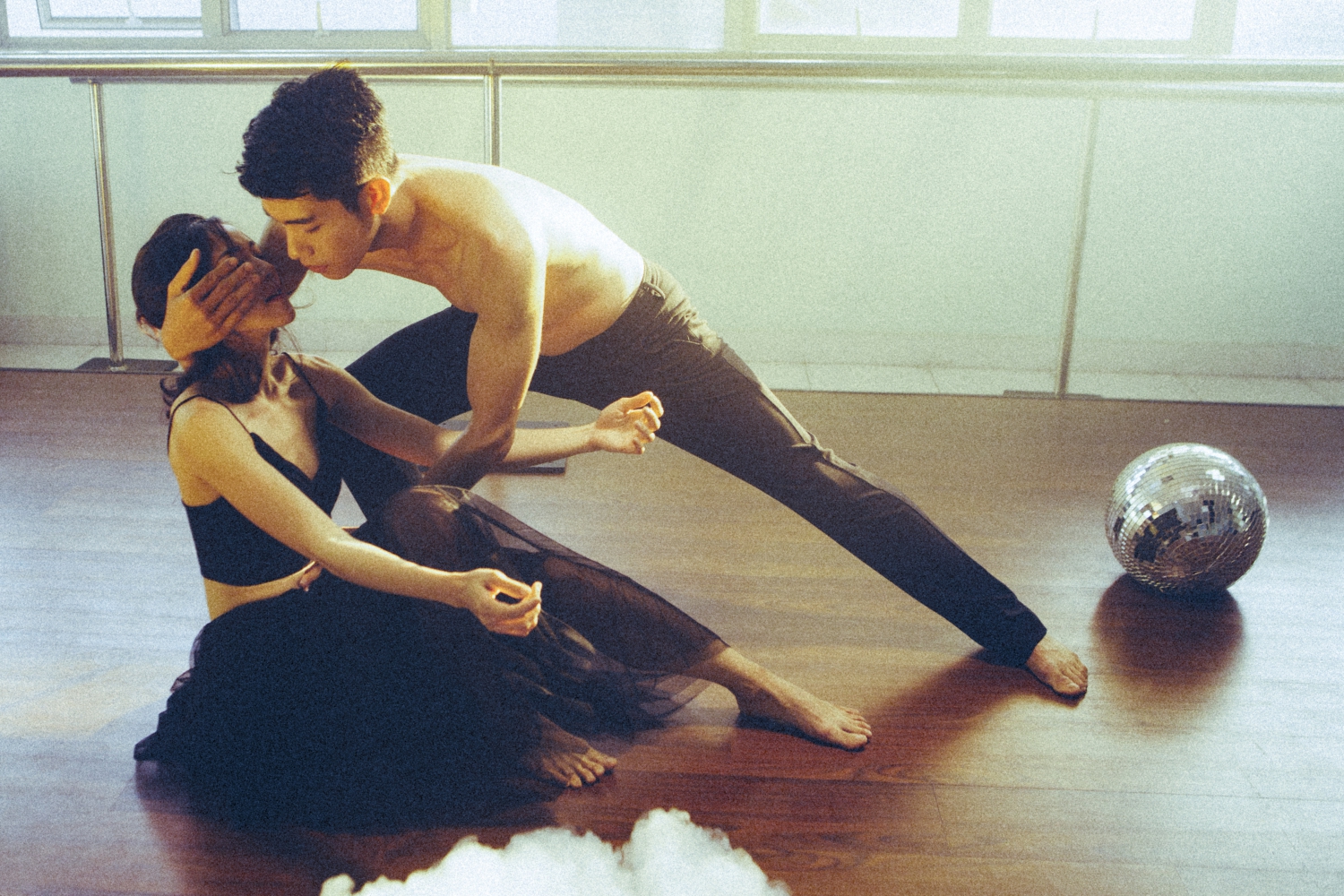 Bạn nhảy Hoàng Yến là một trong những người thầy đầu tiên trong sự nghiệp của Quang Đăng. Cô từng hướng dẫn cho Quang Đăng những kĩ thuật trong thể loại ballet và múa đương đại. Hoàng Yến và Quang Đăng từng gây ấn tượng trong video nhảy đôi ''Just give me a reason'' vào năm 2013.