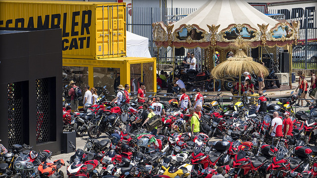  Trong ngày đầu tiên, đã có hàng ngàn biker đổ về khu lễ hội, phủ đỏ cả Misano với những màu sắc đặc trưng của Ducati.