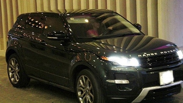 Hồ Ngọc Hà cũng gây bất ngờ khi lái chiếc xe Range Rover Evoque 3 tỷ đến dự họp báo của đàn em V.Musicvào 7/2012.