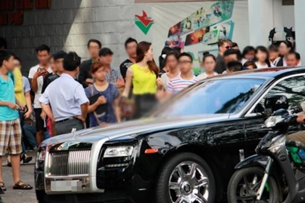 Cận cảnh chiếc  chiếc Roll Royce Ghost trị giá hơn 10 tỷ đồng của Hồ Ngọc Hà.