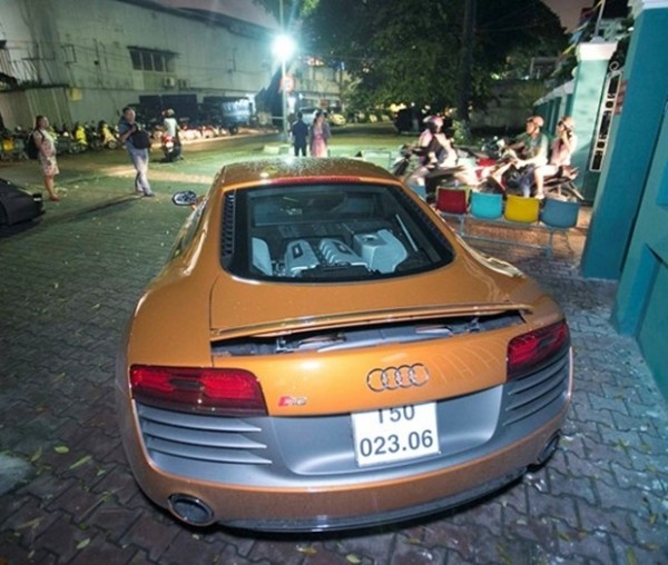 Đầu tháng 9/2013, fan cũng như đồng nghiệp đã choáng ngợp khi Thủy Tiên tự mình lái chiếc siêu xe màu cam nổi bật với giá thị trường đã bao gồm các loại thuế của chiếc xe lên đến khoảng 16 tỷ đồng.