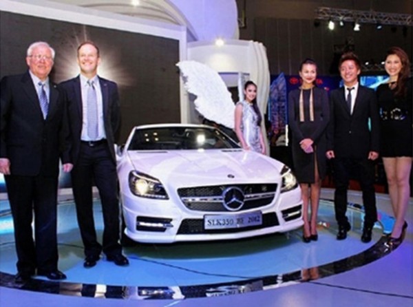 Tuấn Hưng cũng là một đại gia xe hơi. Cách đây vài năm, chàng ca sĩ ''Tìm lại bầu trời'' còn từng sở hữu một chiếc Mercedes C300 AMG có giá 1,5 tỷ đồng.