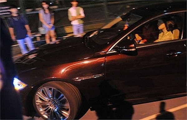 Hà Hồ cũng từng sở hữu siêu xe Jaguar XJL màu mận chín có giá trên 5 tỷ.