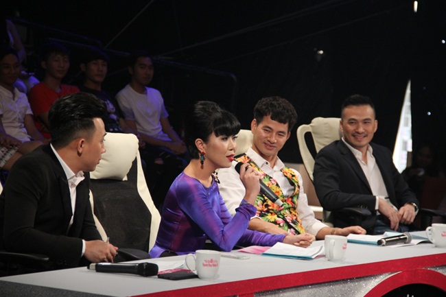 Đặc biệt, chương trình phát sóng “Người đẹp Nhân ái” còn có sự tham gia của hội đồng bình luận, bao gồm các nhân vật uy tín: MC Trấn Thành, nhà báo Trác Thuý Miêu, nghệ sĩ Xuân Bắc, diễn viên Chi Bảo. 
