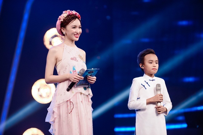 Tối qua (3/7), liveshow chủ đề “Những bài hát Dân gian” của top 6 Vietnam Idol Kids 2016 lên sóng, tiếp tục mang đến cho khán giả nhiều cảm xúc.