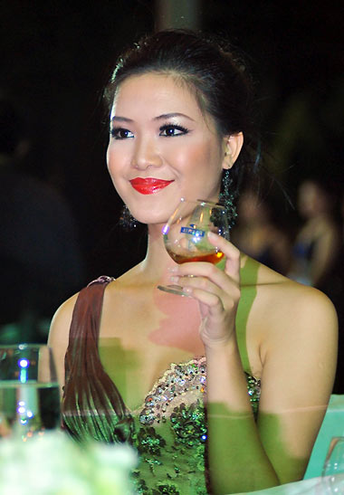 Sau một khoảng thời gian chịu áp lực và tai tiếng, Hoa hậu Thùy Dung cũng chính thức xin lỗi và tiếp tục việc học của mình.