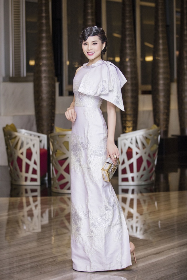 Nổi bật trong số đó là hoa hậu Việt Nam 2014 - Kỳ Duyên. Cô vướng phải những lời chê về nhan sắc vì kiểu tóc không hợp và khiến khuôn mặt cô bị già đi so với tuổi.