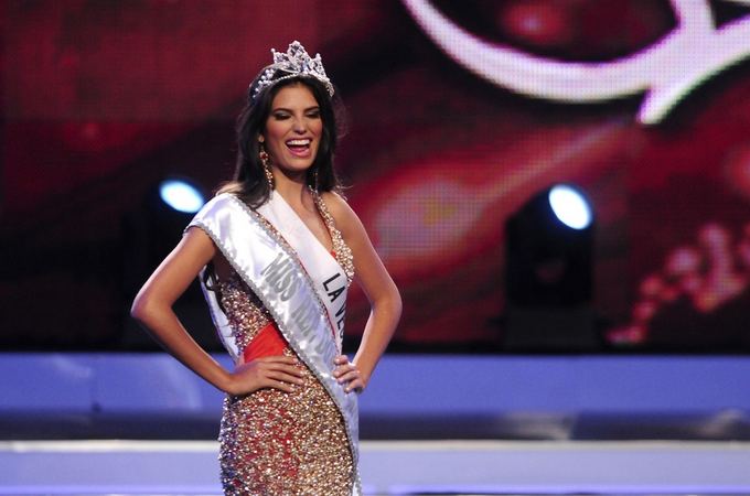 Ngay sau đó, BTC đã trao vương miện Hoa hậu Hoàn vũ Dominica 2012 cho Á hậu 1 Dulcita Lieggi Francisco.