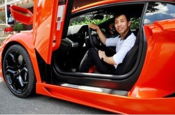 Phạm Trần Nhật Minh (tức Minh “nhựa”) là tay chơi xe nổi tiếng Sài Thành. Anh là người sở hữu bộ sưu tập siêu xe thuộc hàng “khủng” nhất Việt Nam
