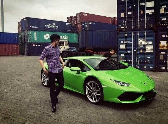 Trước đây, Phan Hoàng cũng khiến nhiều người choáng váng khi được tặng quà sinh nhật là 1 chiếc siêu xe Lamborghini Huracan LP610-4 trị giá 14 tỷ đồng, và là chiếc xanh cốm duy nhất tại Việt Nam.