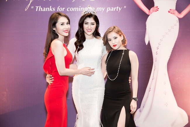Buổi tiệc với không gian sang trọng và ấm áp như một lời cảm ơn chân thành của Tân Hoa hậu Châu Á 2016 Huỳnh Tiên gởi đến tất cả những ai yêu mến cô trong suốt chặng đường vừa qua. 