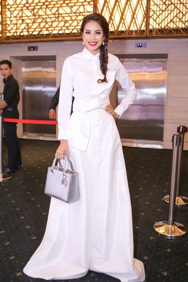 Túi xách mà Phạm Hương đang cầm thuộc bộ sưu tập xuân - hè 2015 của Dior,  có giá khoảng 93 triệu đồng. 
