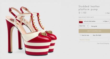 Đôi giày cao gót tone – sure – tone cùng với bộ trang phục được bán với giá 1.100 USD (khoảng 25 triệu đồng).